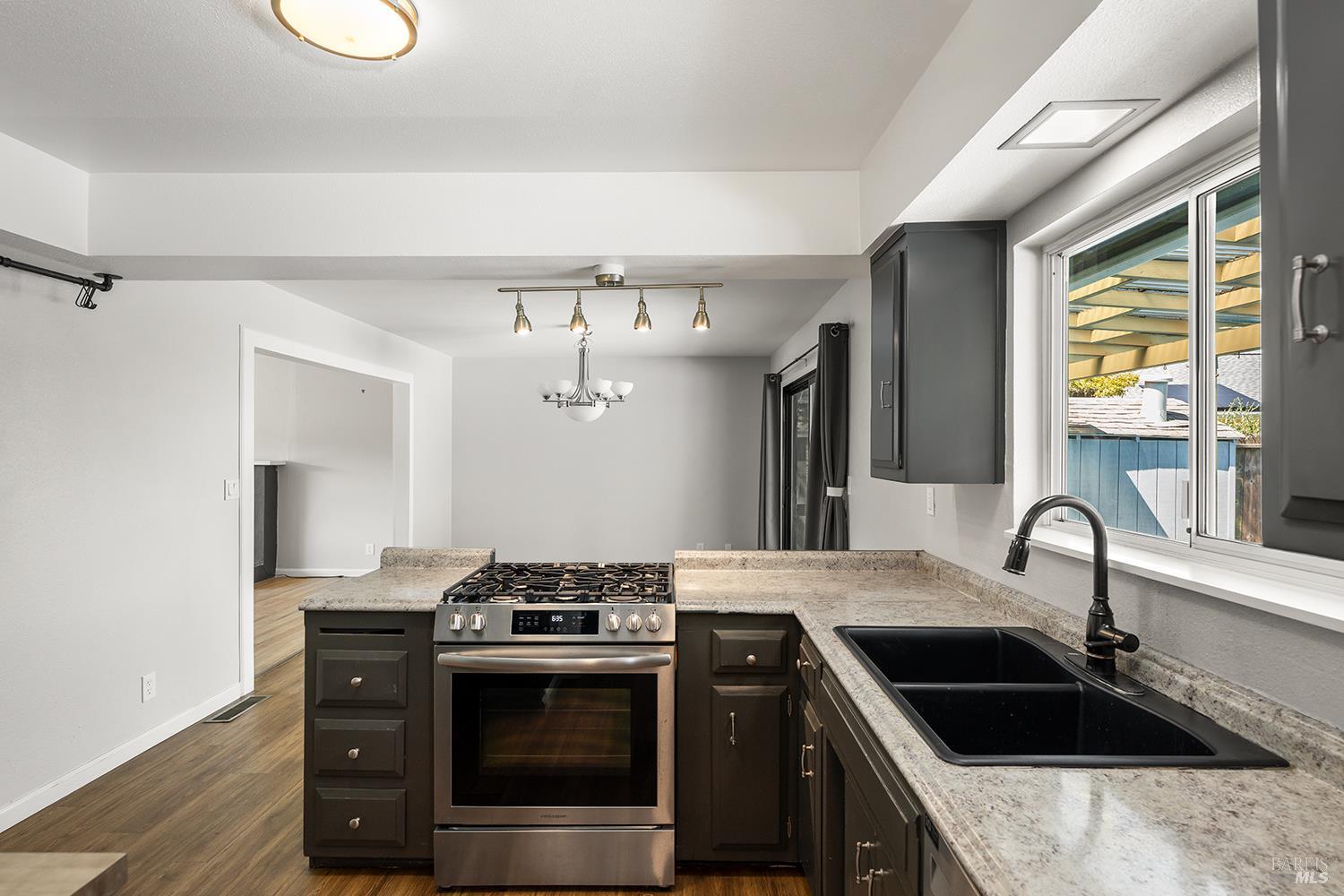 Detail Gallery Image 13 of 28 For 2621 Neotomas Ave, Santa Rosa,  CA 95405 - 3 Beds | 2 Baths