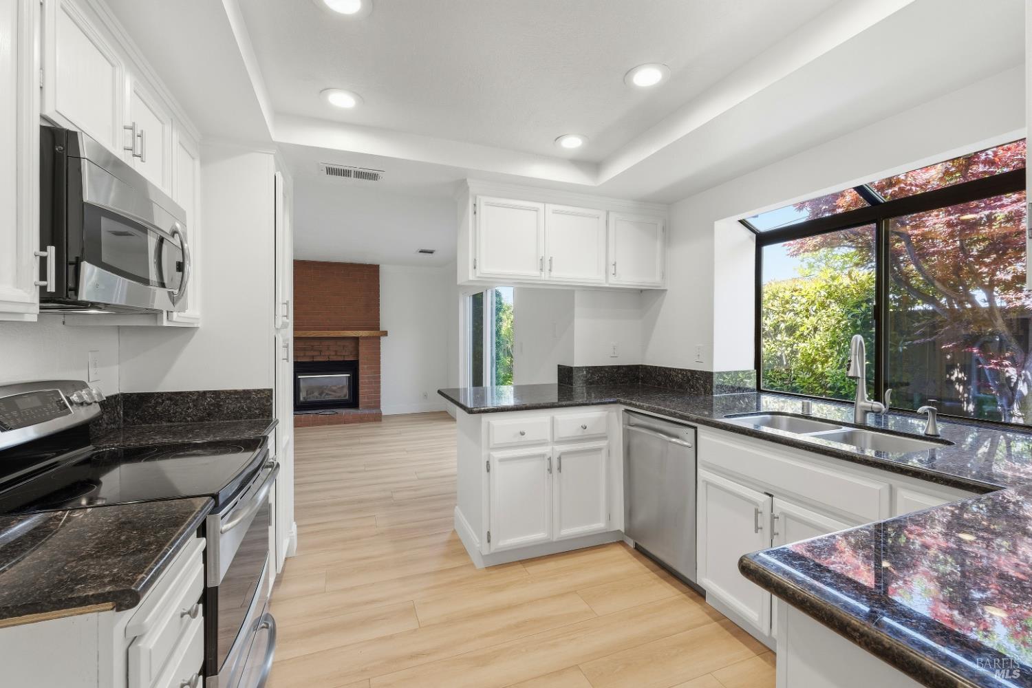 Detail Gallery Image 11 of 35 For 2147 Westward Pl, Martinez,  CA 94553 - 4 Beds | 2/1 Baths