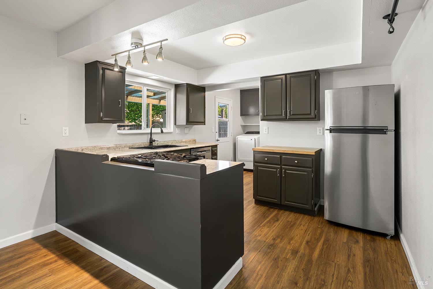 Detail Gallery Image 11 of 28 For 2621 Neotomas Ave, Santa Rosa,  CA 95405 - 3 Beds | 2 Baths