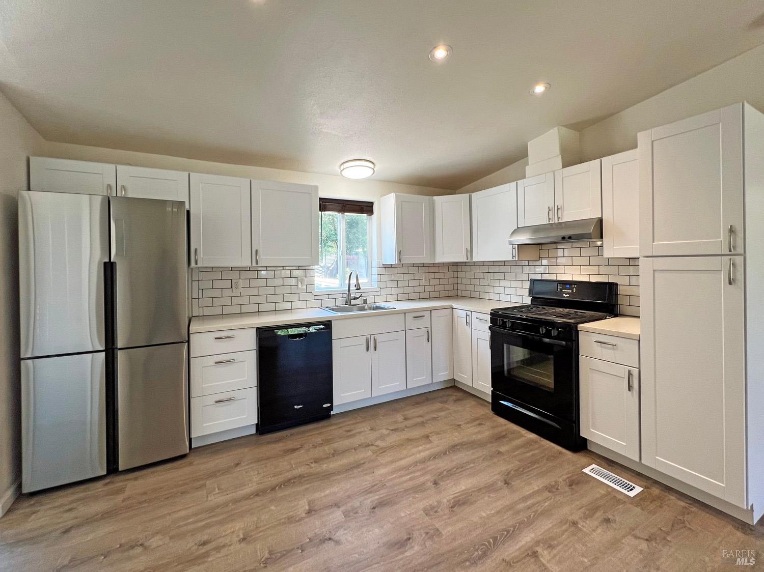 Detail Gallery Image 9 of 28 For 565 Milani Dr, Ukiah,  CA 95482 - 3 Beds | 2 Baths