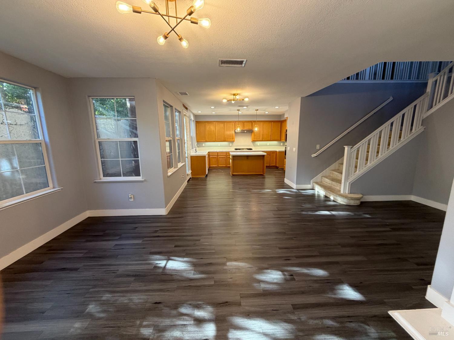 Detail Gallery Image 4 of 30 For 6223 Newhaven Ln, Vallejo,  CA 94591 - 4 Beds | 3 Baths