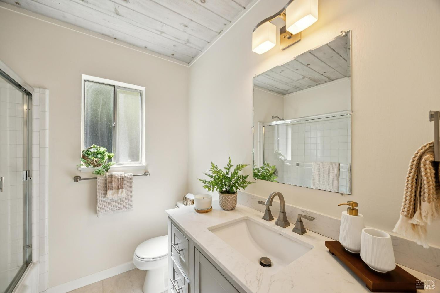 Detail Gallery Image 17 of 23 For 122 Woodward Ave, Sausalito,  CA 94965 - – Beds | – Baths