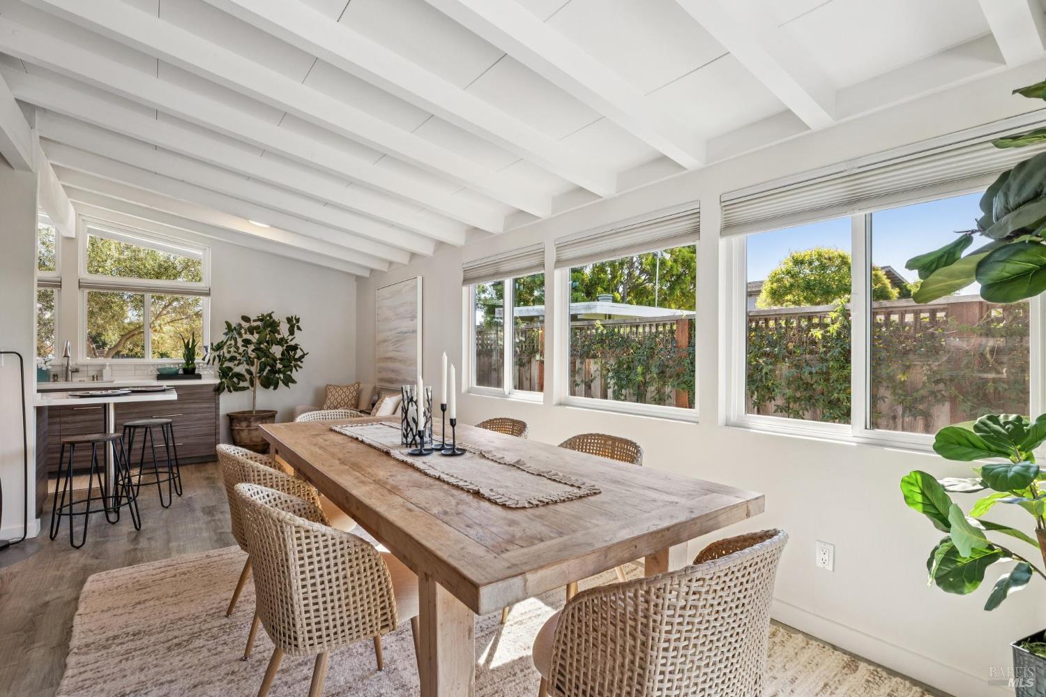 Detail Gallery Image 12 of 39 For 28 Royal Ct, San Rafael,  CA 94901 - 2 Beds | 1 Baths