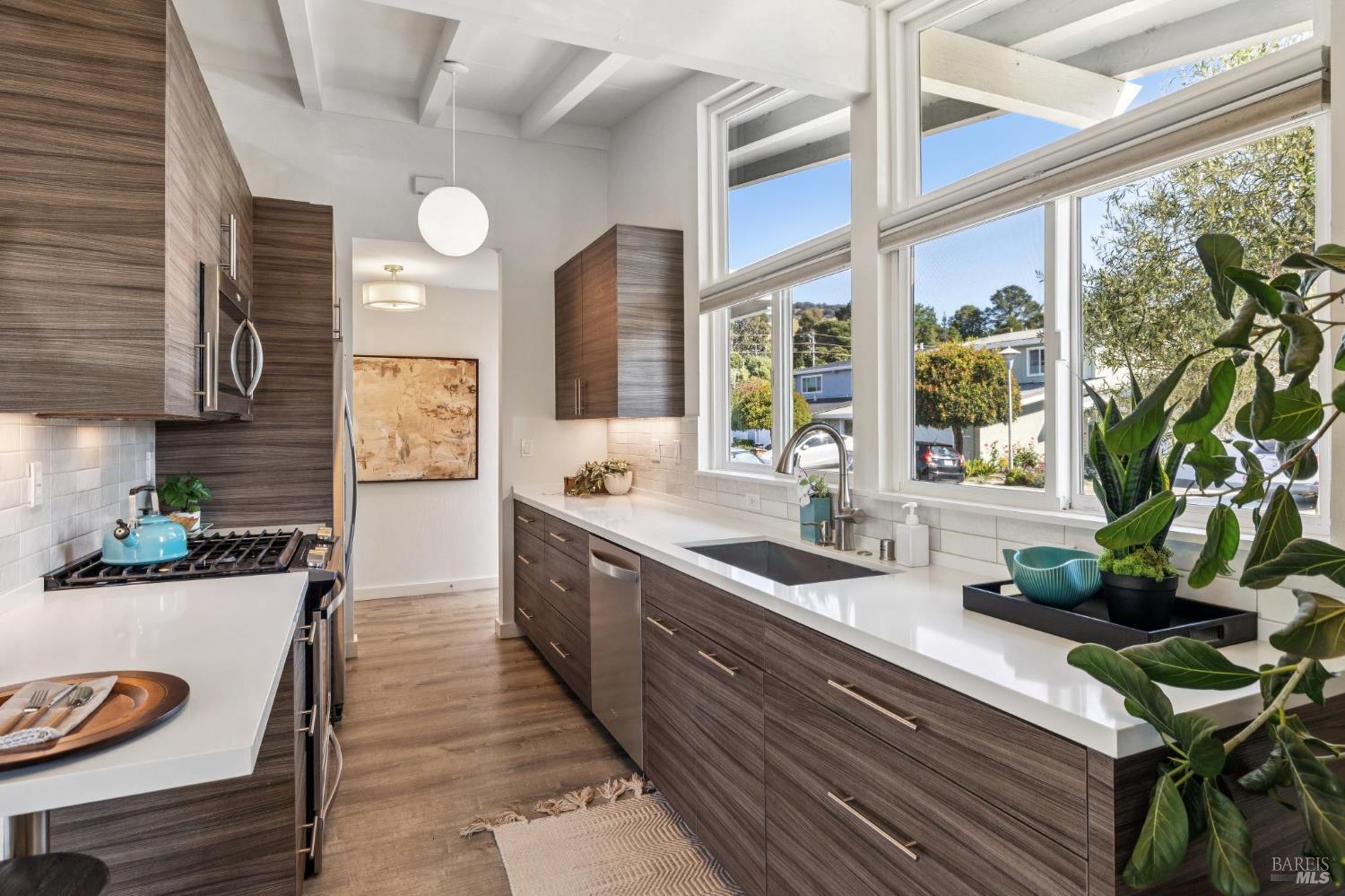 Detail Gallery Image 10 of 39 For 28 Royal Ct, San Rafael,  CA 94901 - 2 Beds | 1 Baths