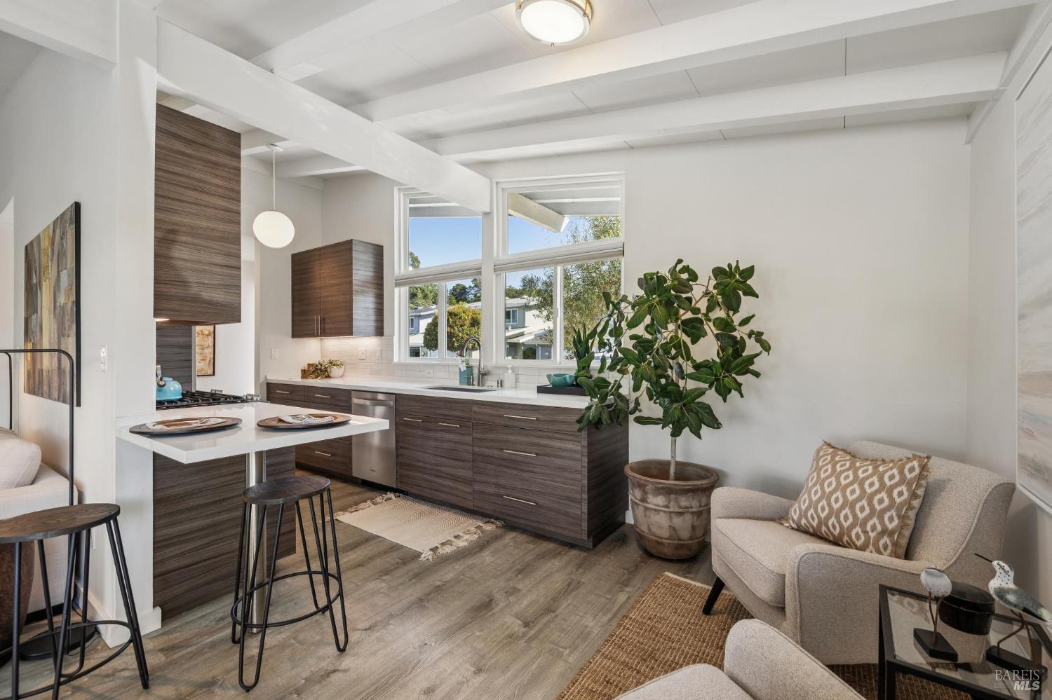 Detail Gallery Image 9 of 39 For 28 Royal Ct, San Rafael,  CA 94901 - 2 Beds | 1 Baths