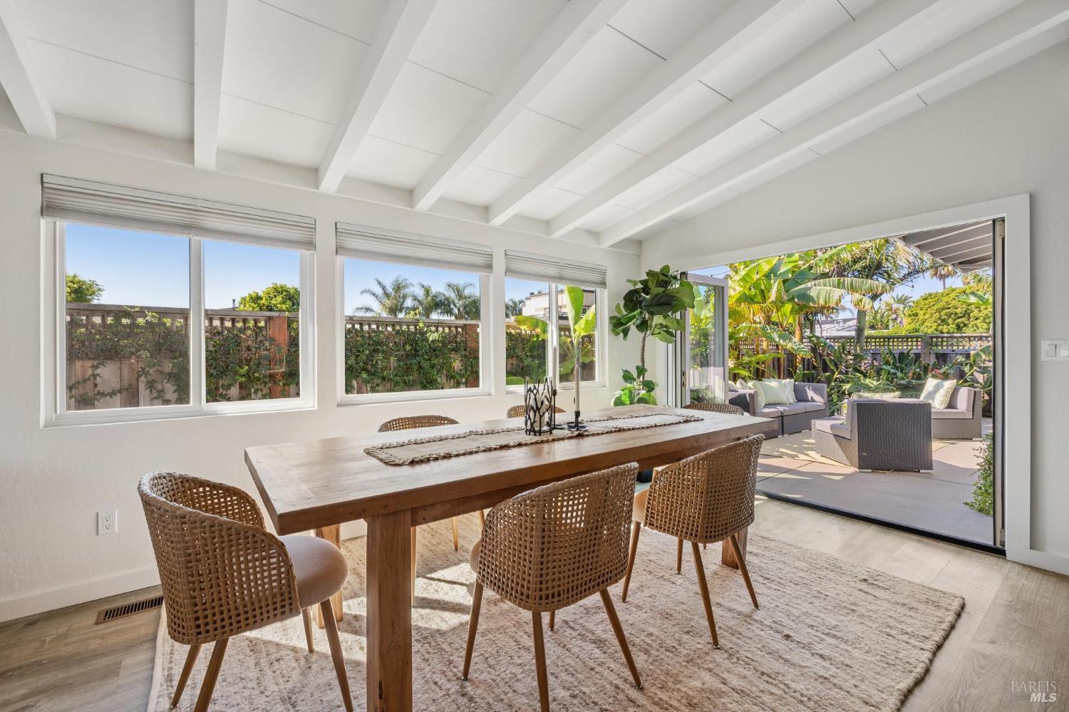 Detail Gallery Image 13 of 39 For 28 Royal Ct, San Rafael,  CA 94901 - 2 Beds | 1 Baths