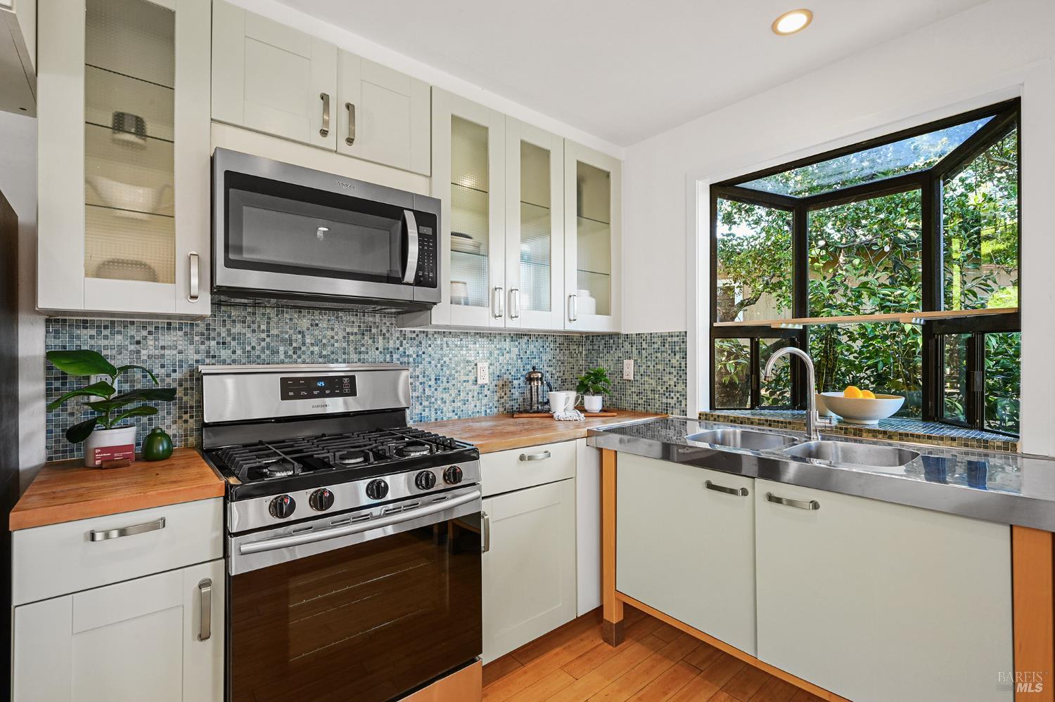 Detail Gallery Image 16 of 61 For 37 Manzanita Rd, Fairfax,  CA 94930 - 3 Beds | 2 Baths