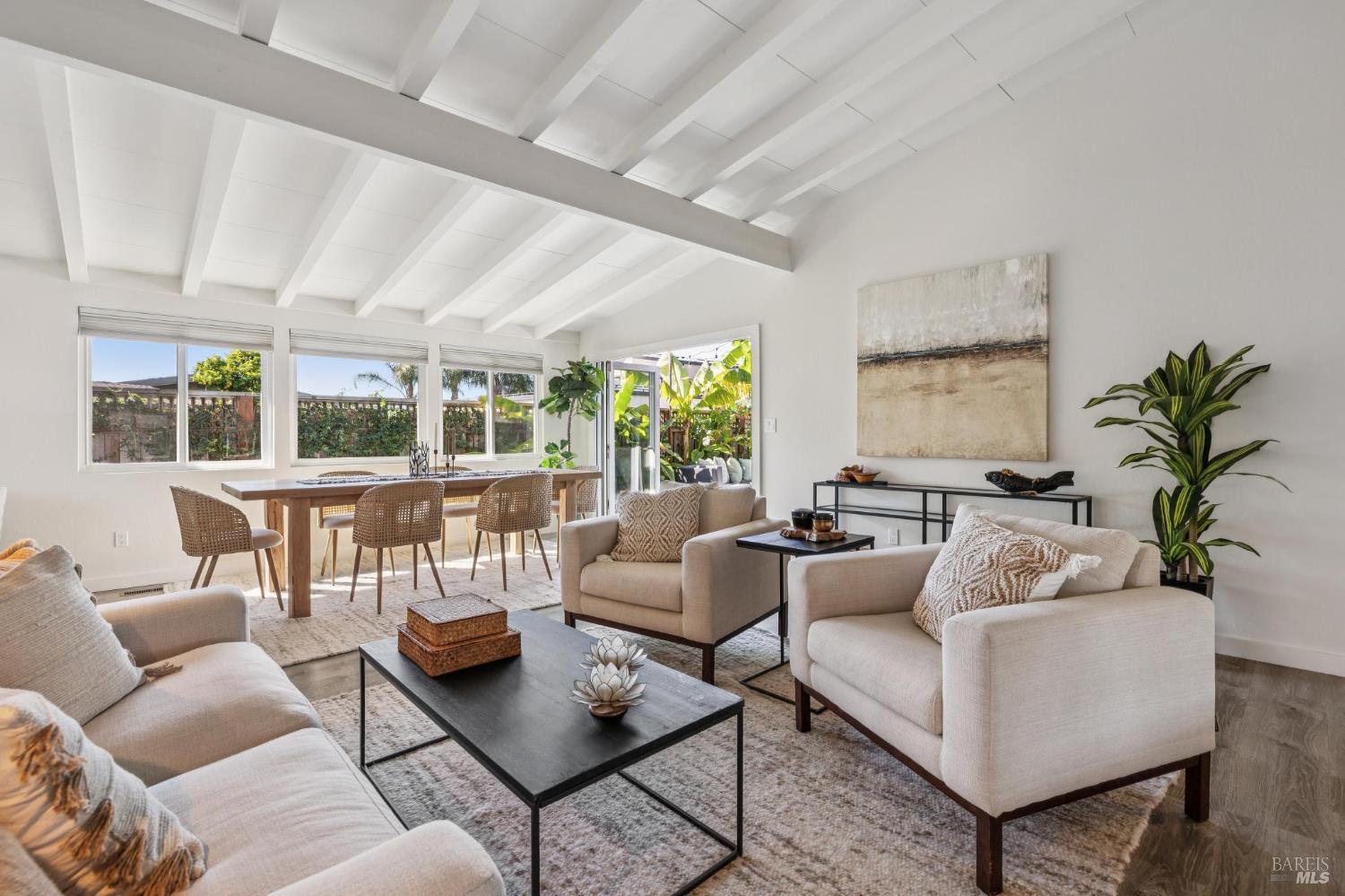 Detail Gallery Image 3 of 39 For 28 Royal Ct, San Rafael,  CA 94901 - 2 Beds | 1 Baths