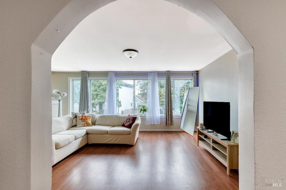 Detail Gallery Image 6 of 42 For 1128 Chester St, Oakland,  CA 94607 - – Beds | – Baths