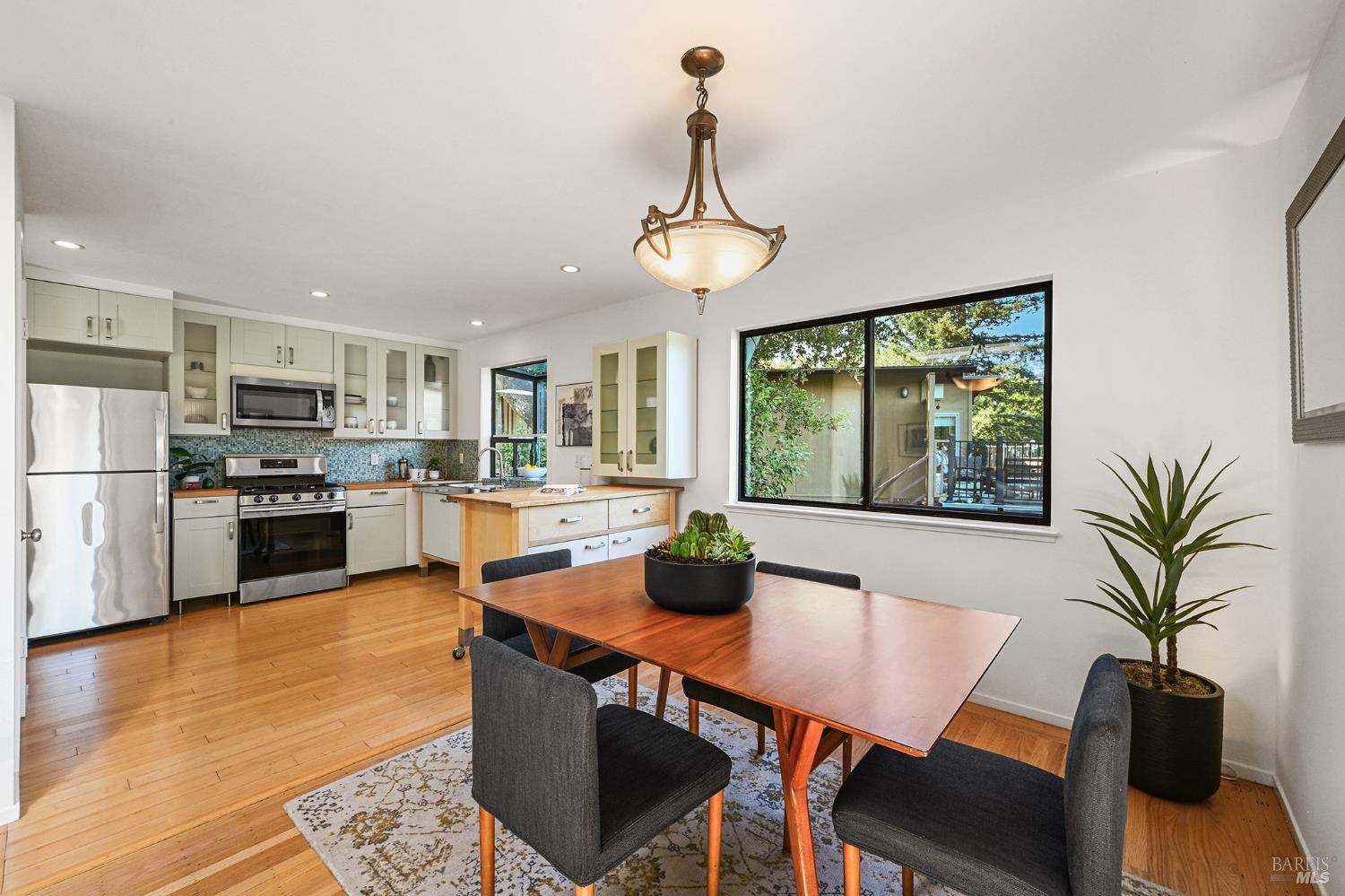 Detail Gallery Image 12 of 61 For 37 Manzanita Rd, Fairfax,  CA 94930 - 3 Beds | 2 Baths