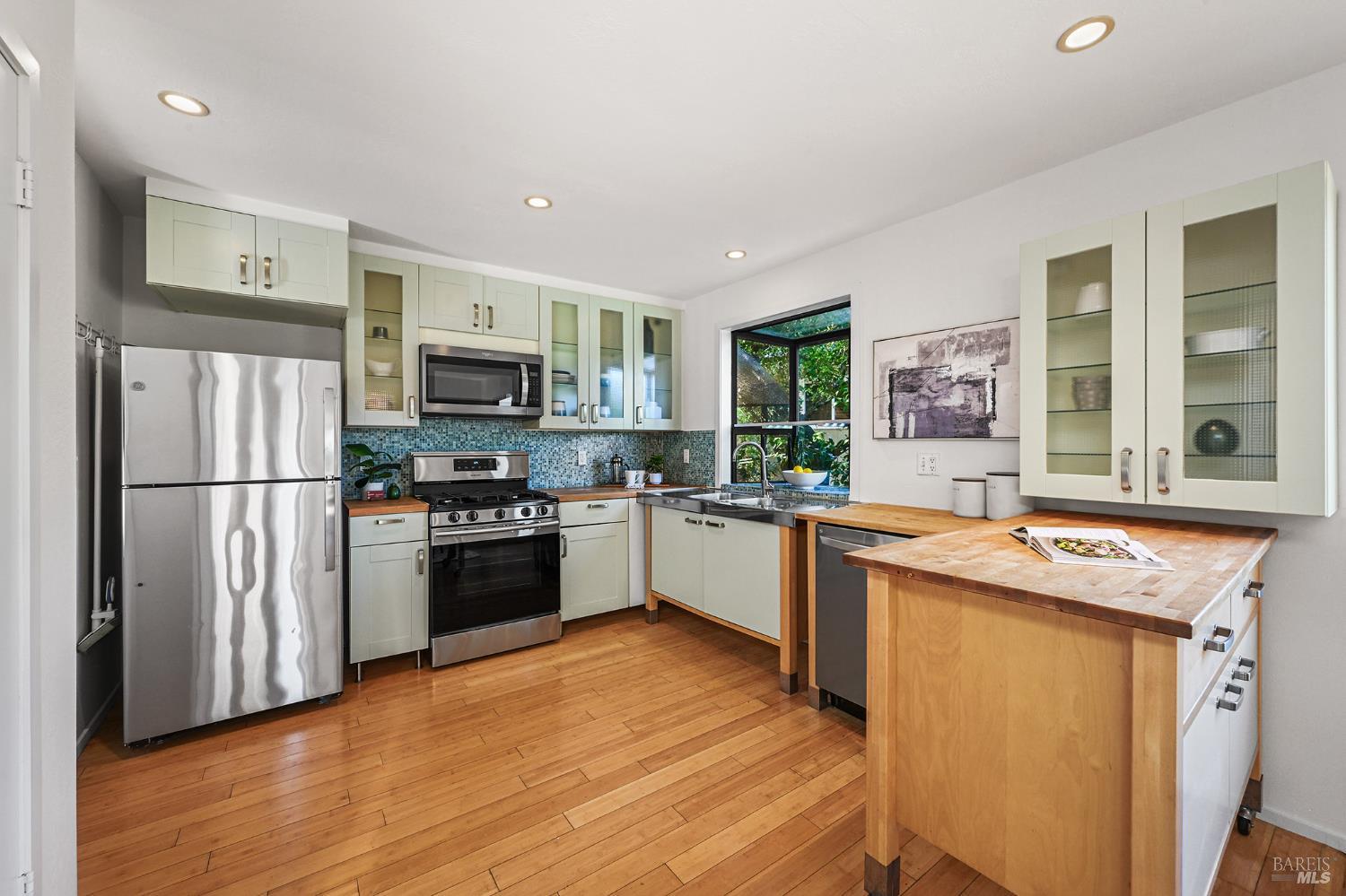 Detail Gallery Image 14 of 61 For 37 Manzanita Rd, Fairfax,  CA 94930 - 3 Beds | 2 Baths