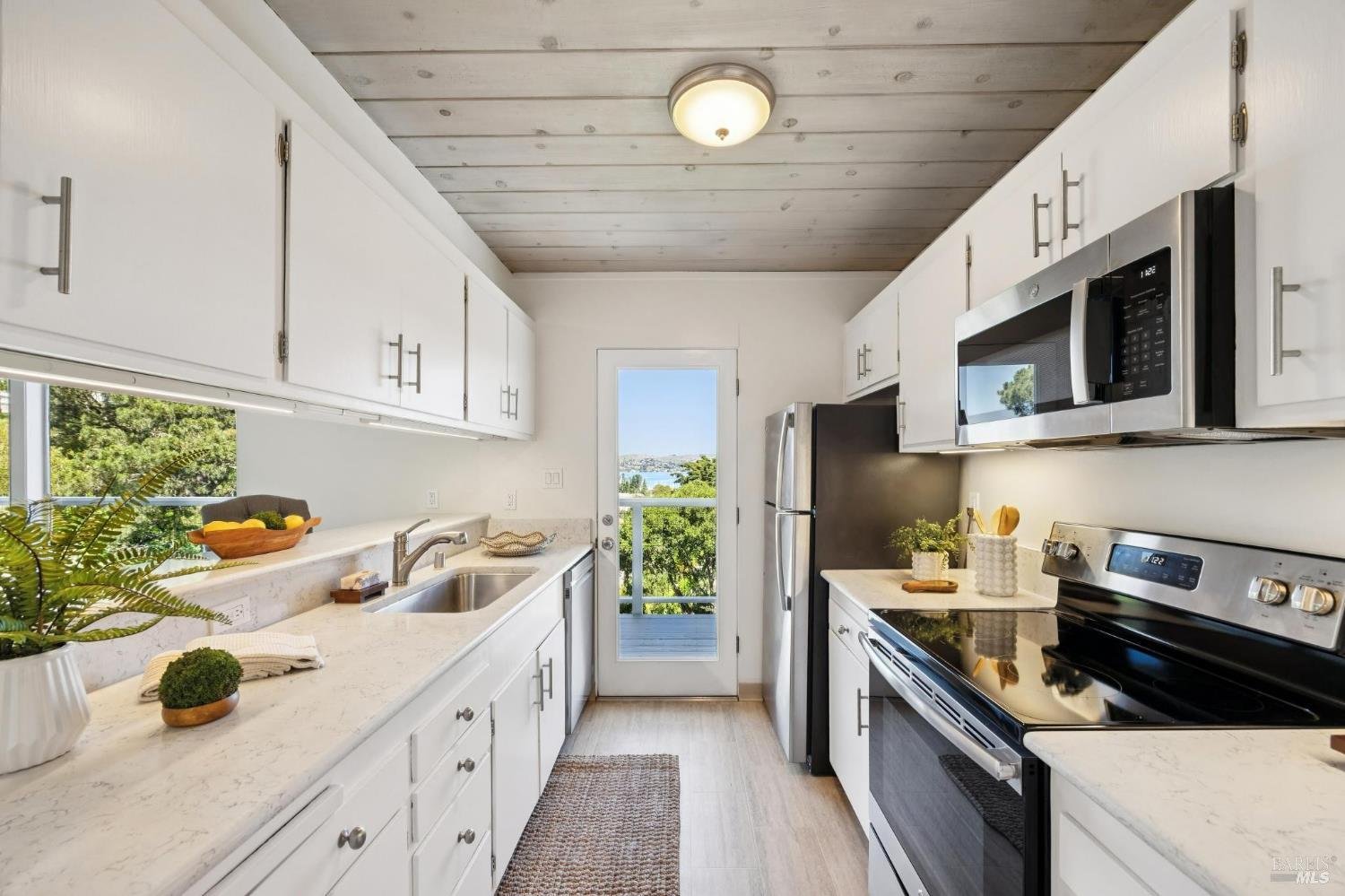 Detail Gallery Image 10 of 23 For 122 Woodward Ave, Sausalito,  CA 94965 - – Beds | – Baths