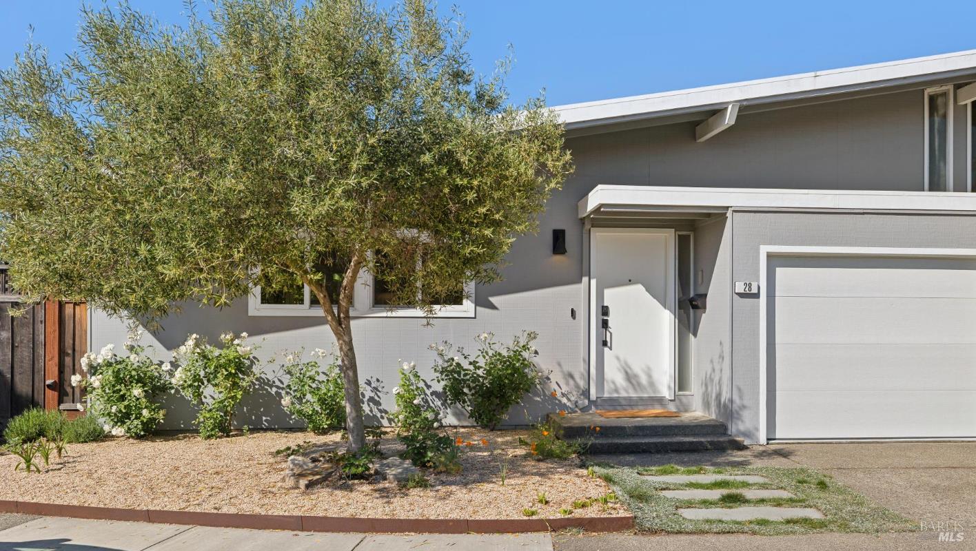 Detail Gallery Image 2 of 39 For 28 Royal Ct, San Rafael,  CA 94901 - 2 Beds | 1 Baths