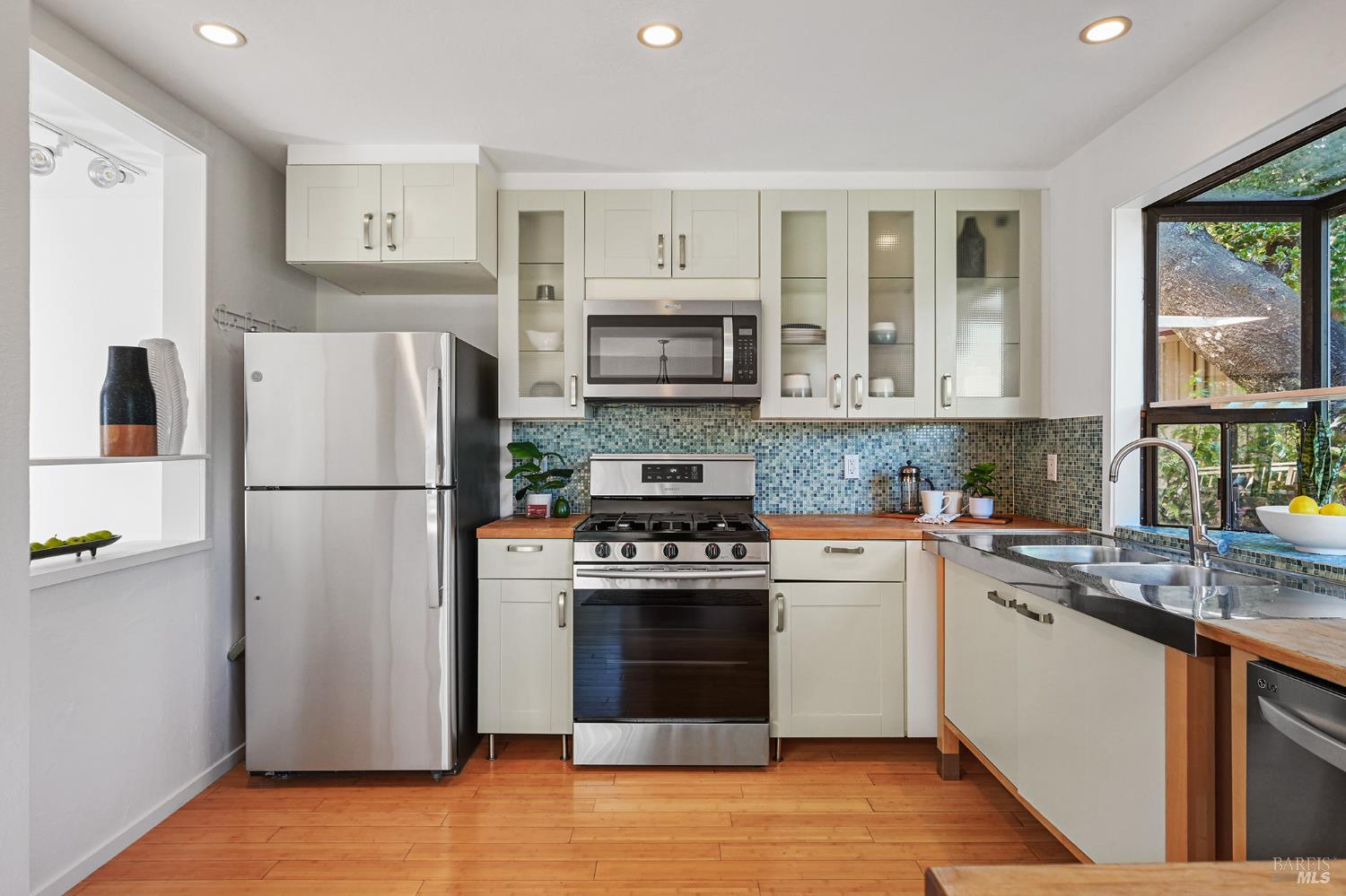 Detail Gallery Image 15 of 61 For 37 Manzanita Rd, Fairfax,  CA 94930 - 3 Beds | 2 Baths