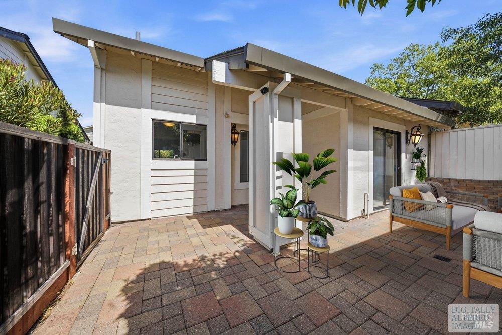 Detail Gallery Image 5 of 66 For 6 Village Ct, San Rafael,  CA 94903 - 2 Beds | 2 Baths