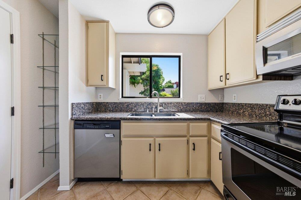 Detail Gallery Image 21 of 66 For 6 Village Ct, San Rafael,  CA 94903 - 2 Beds | 2 Baths