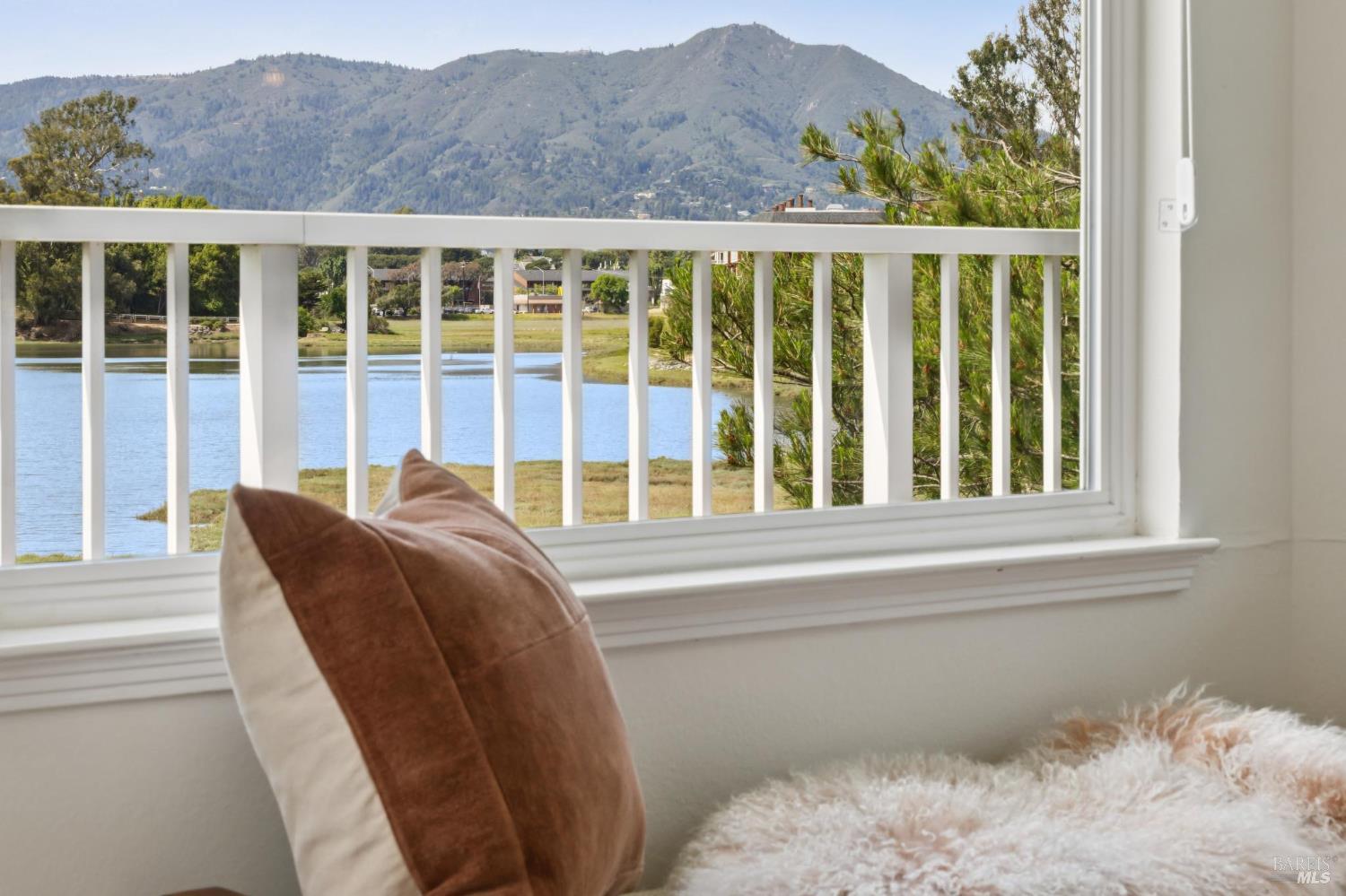 Detail Gallery Image 9 of 49 For 160 Seminary Dr 1e,  Mill Valley,  CA 94941 - 3 Beds | 2 Baths