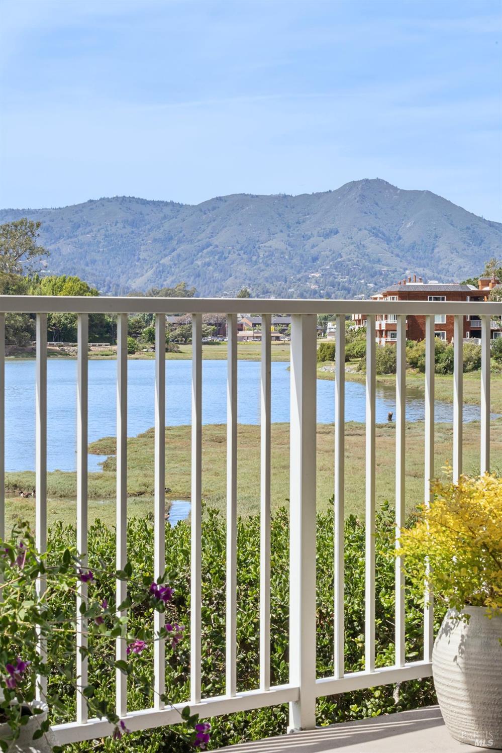 Detail Gallery Image 15 of 49 For 160 Seminary Dr 1e,  Mill Valley,  CA 94941 - 3 Beds | 2 Baths