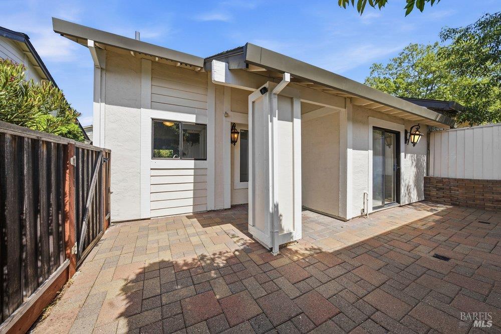 Detail Gallery Image 6 of 66 For 6 Village Ct, San Rafael,  CA 94903 - 2 Beds | 2 Baths