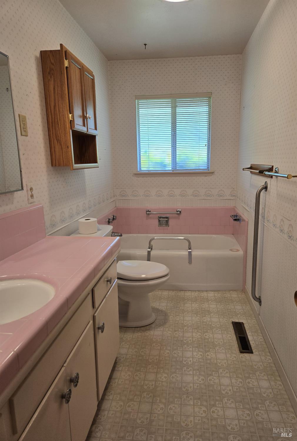 Detail Gallery Image 9 of 20 For 7149 Lynch Rd, Sebastopol,  CA 95472 - 3 Beds | 2 Baths