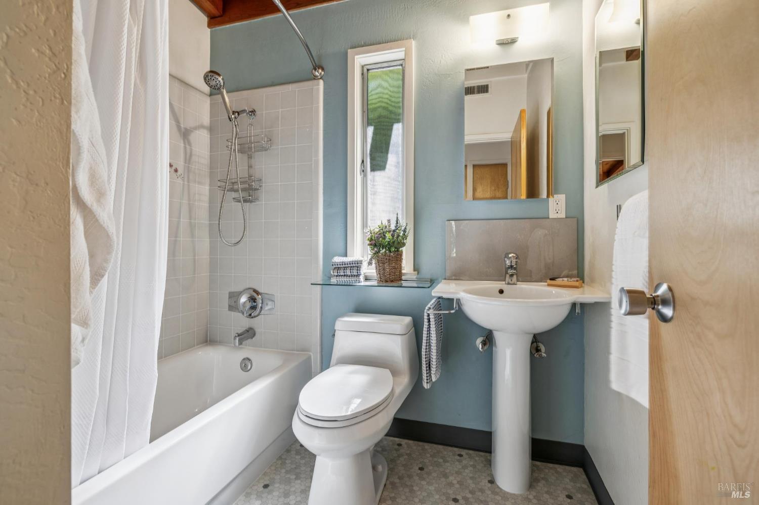 Detail Gallery Image 15 of 29 For 215 Bungalow Ave, San Rafael,  CA 94901 - 3 Beds | 2 Baths
