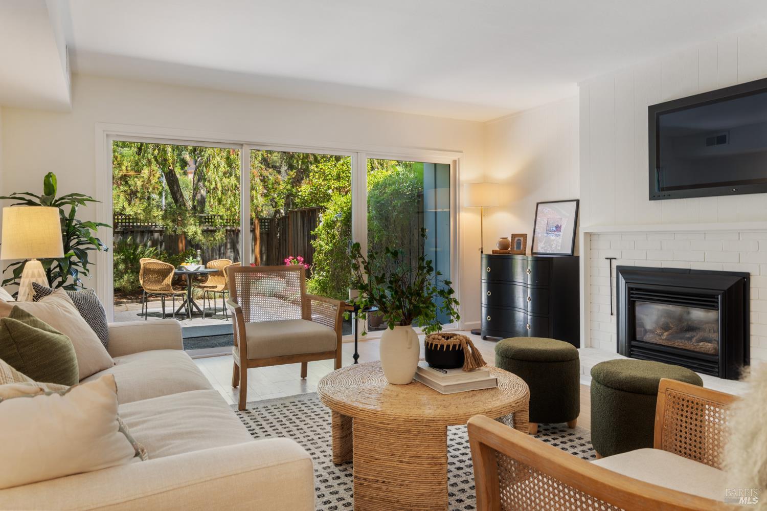 Detail Gallery Image 10 of 41 For 29 Porto Bello Dr, San Rafael,  CA 94901 - 2 Beds | 2/1 Baths