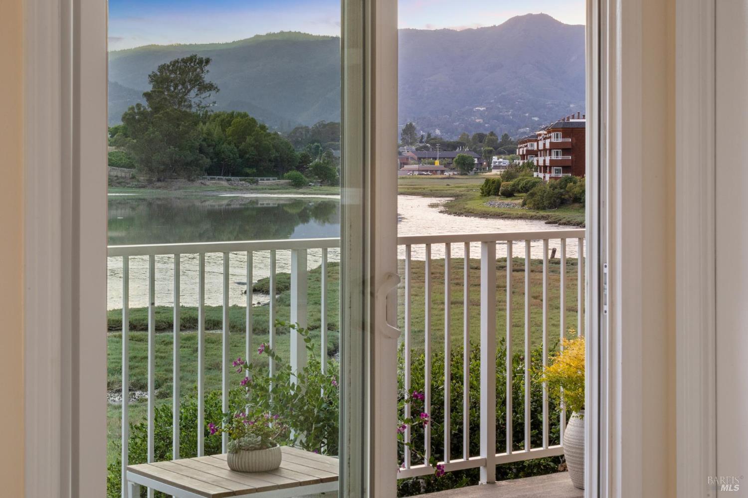 Detail Gallery Image 45 of 49 For 160 Seminary Dr 1e,  Mill Valley,  CA 94941 - 3 Beds | 2 Baths