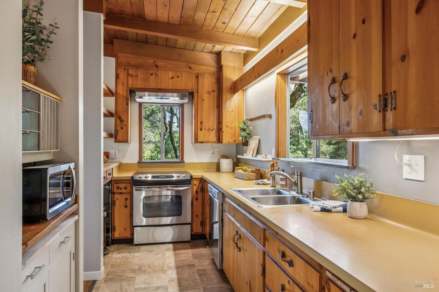 Detail Gallery Image 9 of 29 For 215 Bungalow Ave, San Rafael,  CA 94901 - 3 Beds | 2 Baths