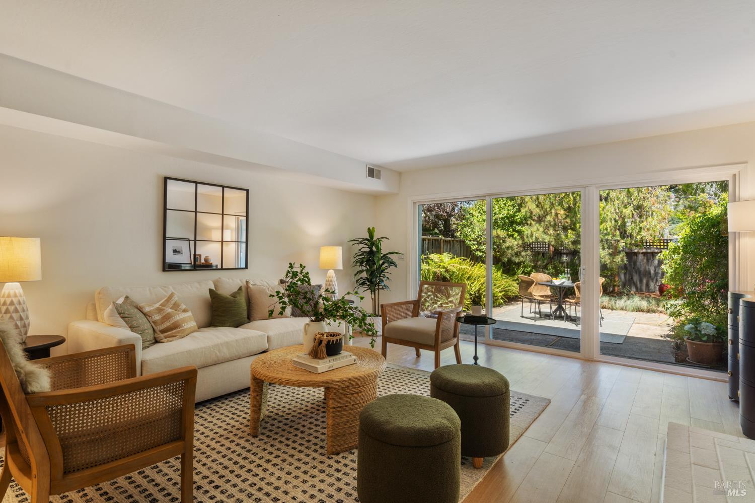 Detail Gallery Image 3 of 41 For 29 Porto Bello Dr, San Rafael,  CA 94901 - 2 Beds | 2/1 Baths