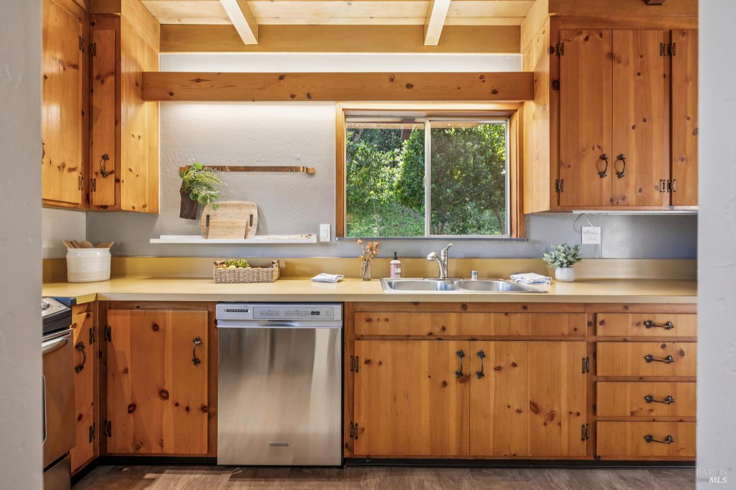 Detail Gallery Image 10 of 29 For 215 Bungalow Ave, San Rafael,  CA 94901 - 3 Beds | 2 Baths