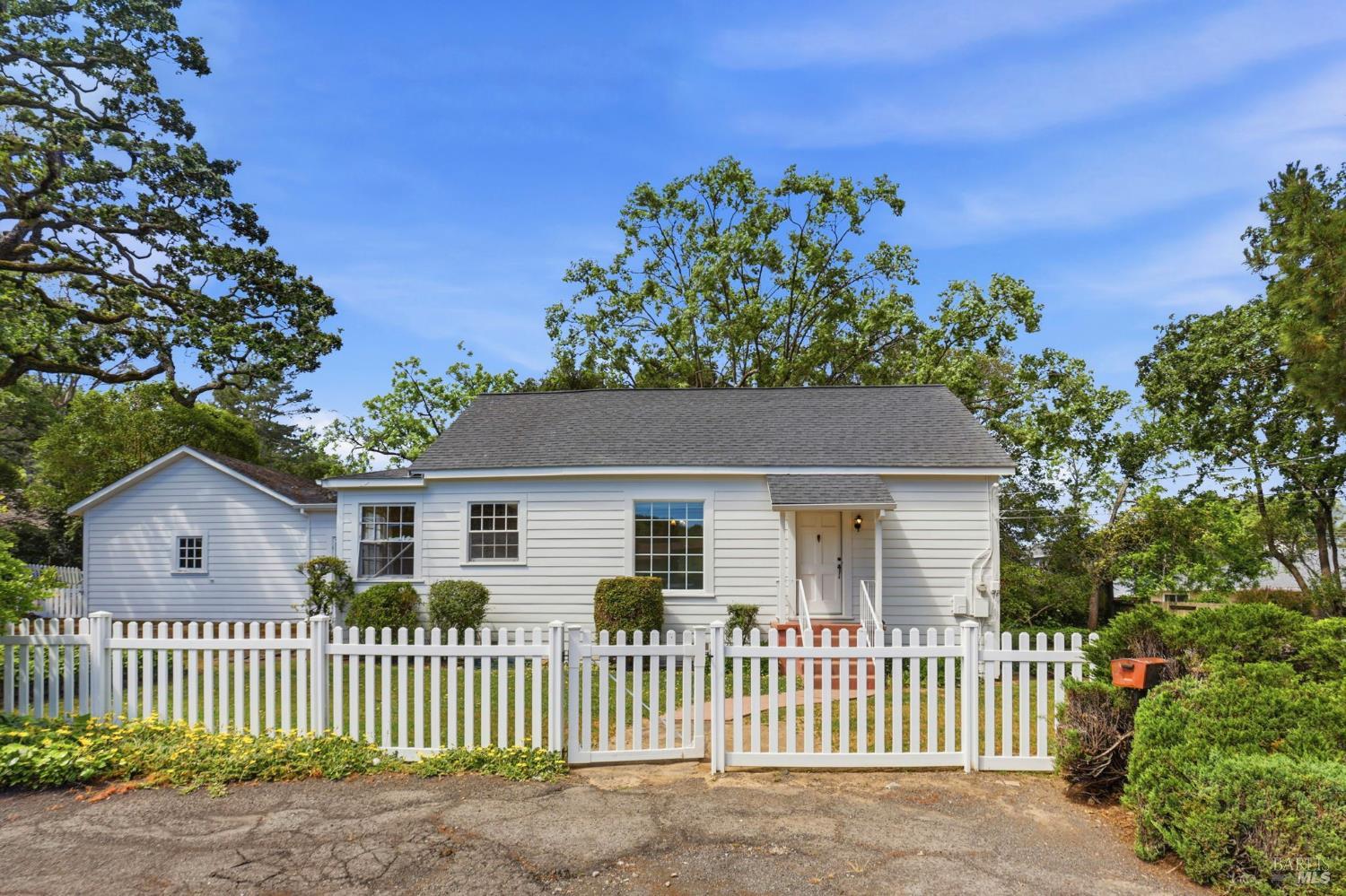 Detail Gallery Image 4 of 27 For 8 Lawrence Dr, Novato,  CA 94945 - 2 Beds | 1 Baths