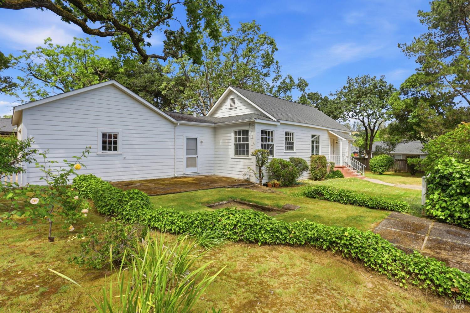 8 Lawrence Drive photo 3