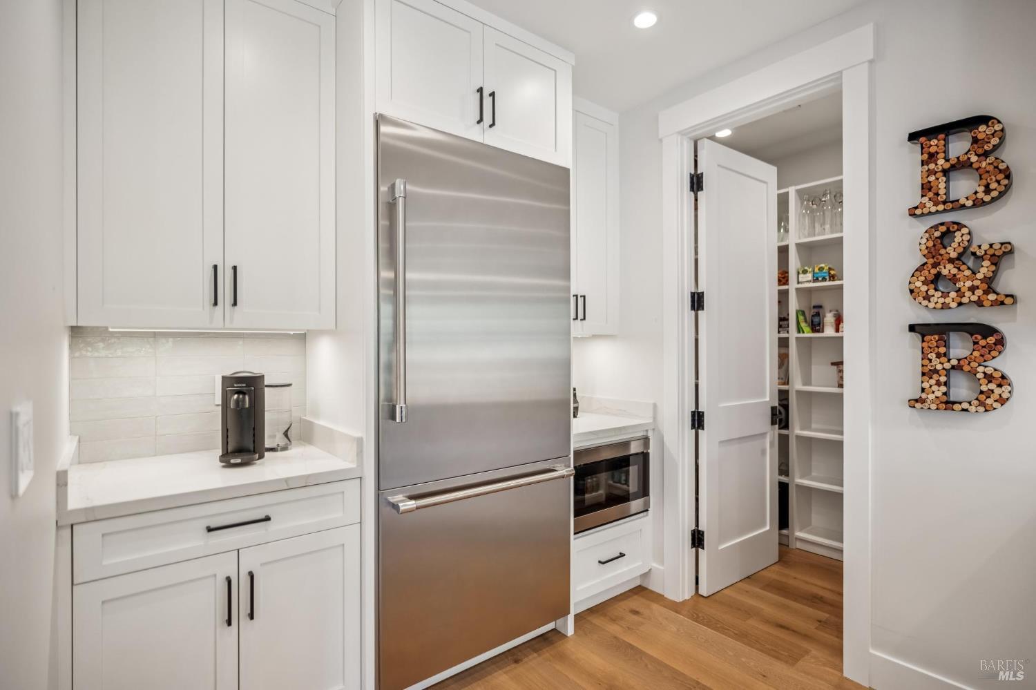 Detail Gallery Image 12 of 44 For 85 Harriet Way, Tiburon,  CA 94920 - 4 Beds | 2/1 Baths