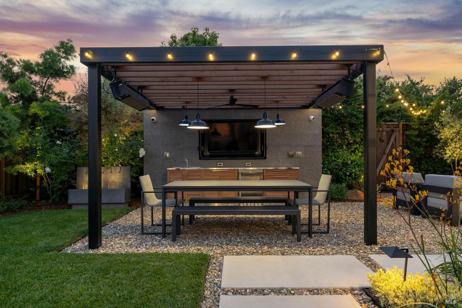 Detail Gallery Image 38 of 44 For 85 Harriet Way, Tiburon,  CA 94920 - 4 Beds | 2/1 Baths