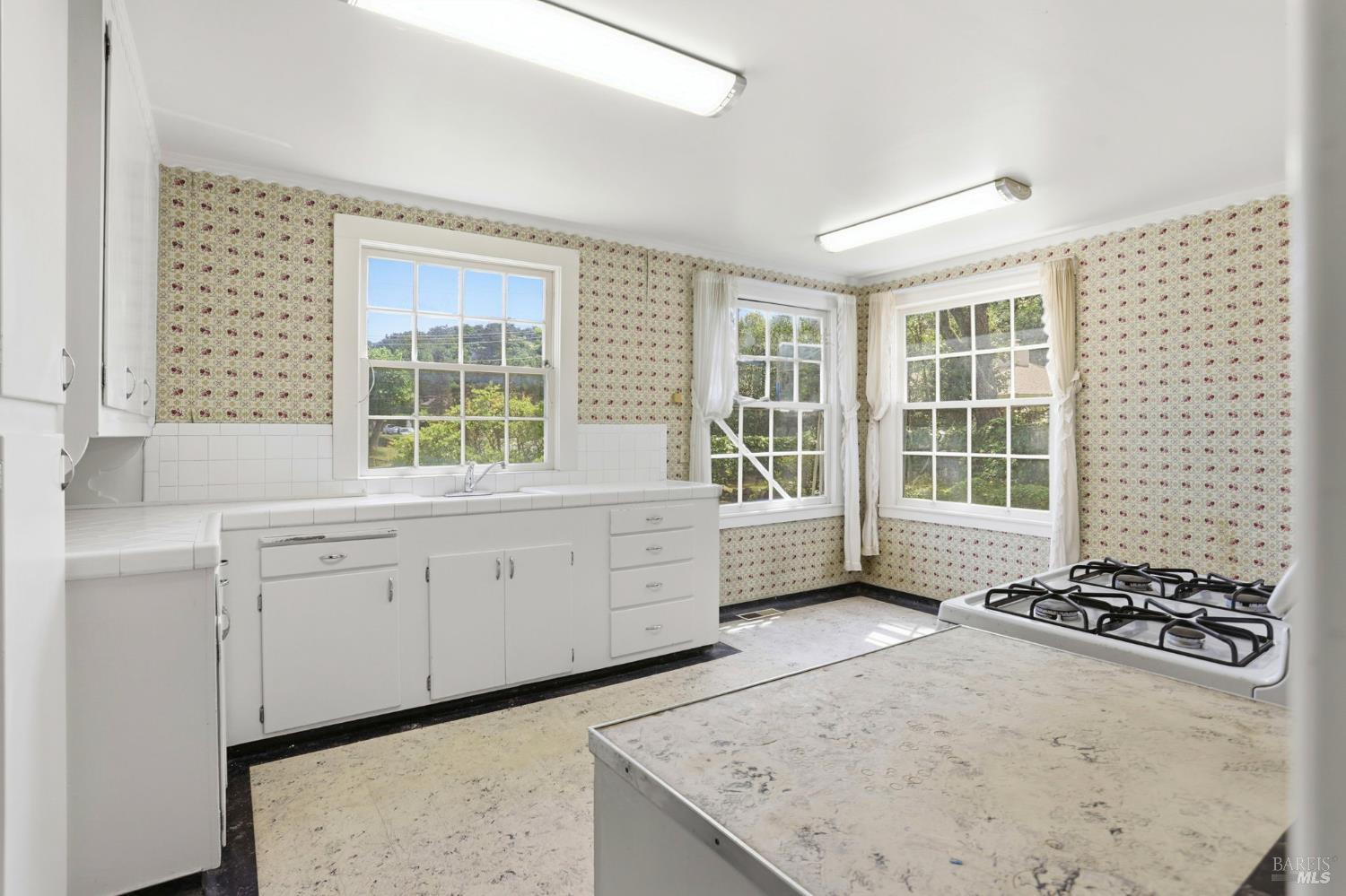 Detail Gallery Image 12 of 27 For 8 Lawrence Dr, Novato,  CA 94945 - 2 Beds | 1 Baths