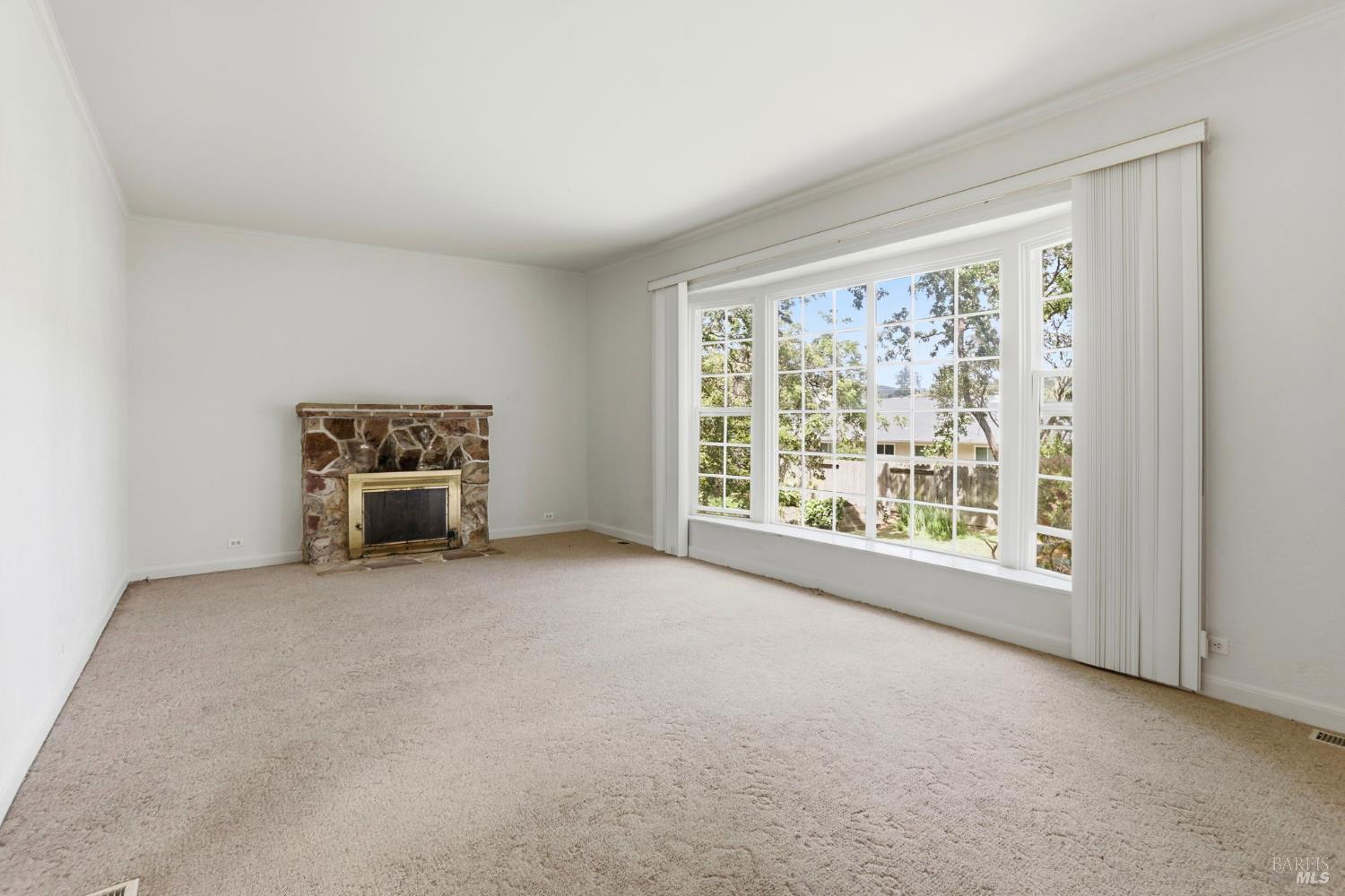 Detail Gallery Image 6 of 27 For 8 Lawrence Dr, Novato,  CA 94945 - 2 Beds | 1 Baths