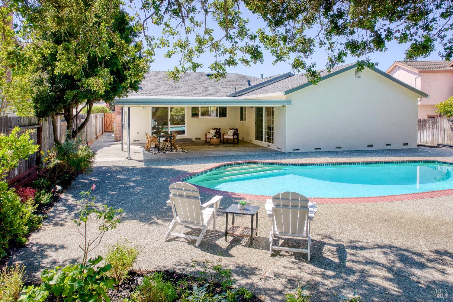 Detail Gallery Image 17 of 37 For 13 Woodland Ct, Novato,  CA 94947 - 4 Beds | 2 Baths