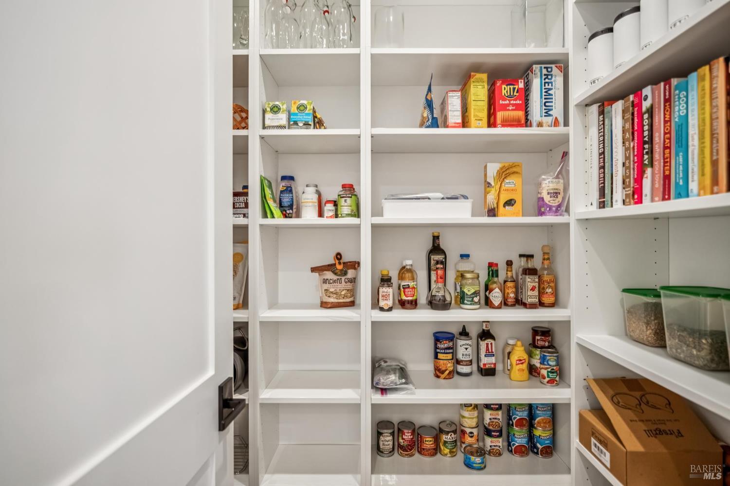 Detail Gallery Image 13 of 44 For 85 Harriet Way, Tiburon,  CA 94920 - 4 Beds | 2/1 Baths