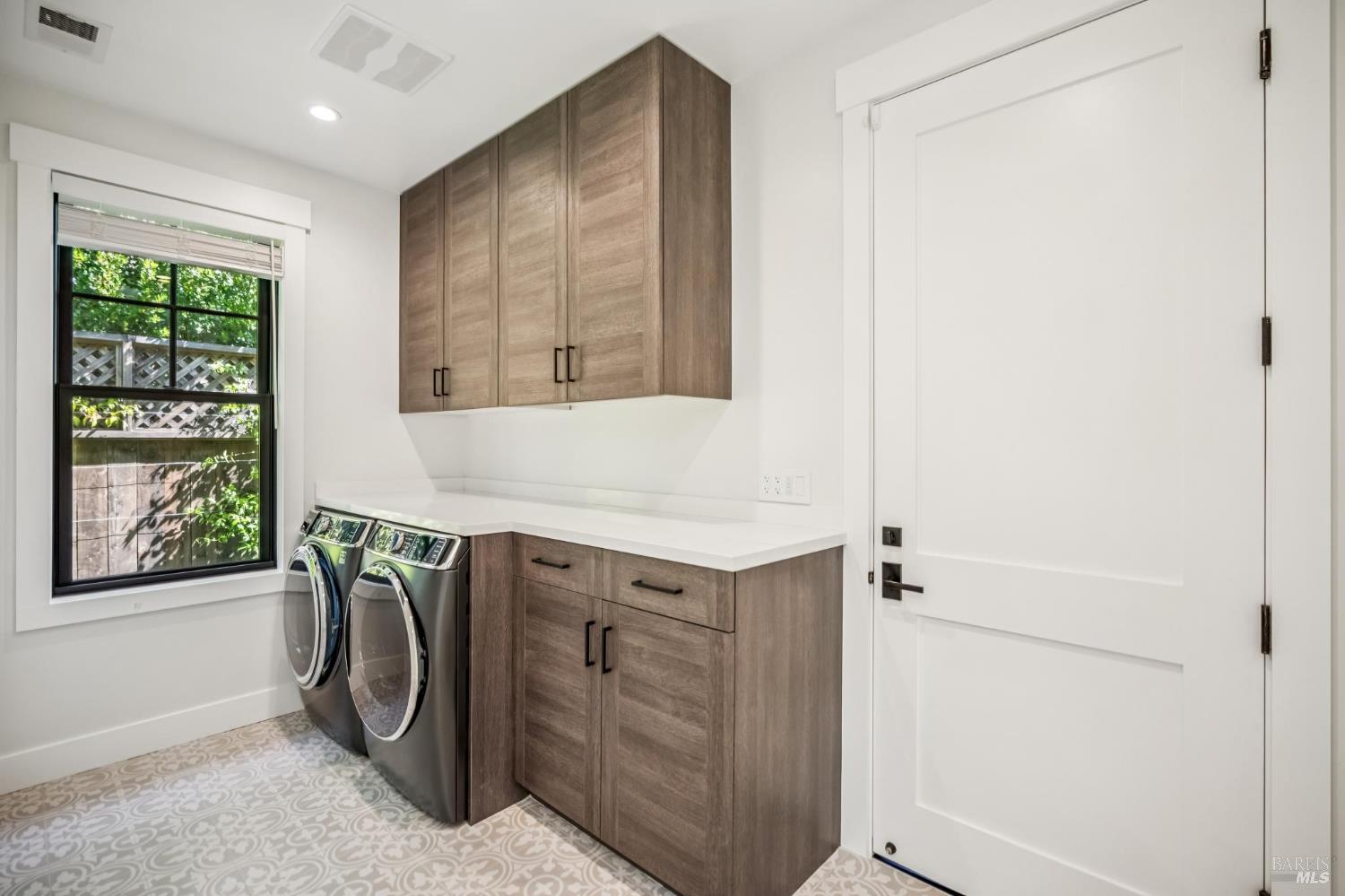 Detail Gallery Image 34 of 44 For 85 Harriet Way, Tiburon,  CA 94920 - 4 Beds | 2/1 Baths