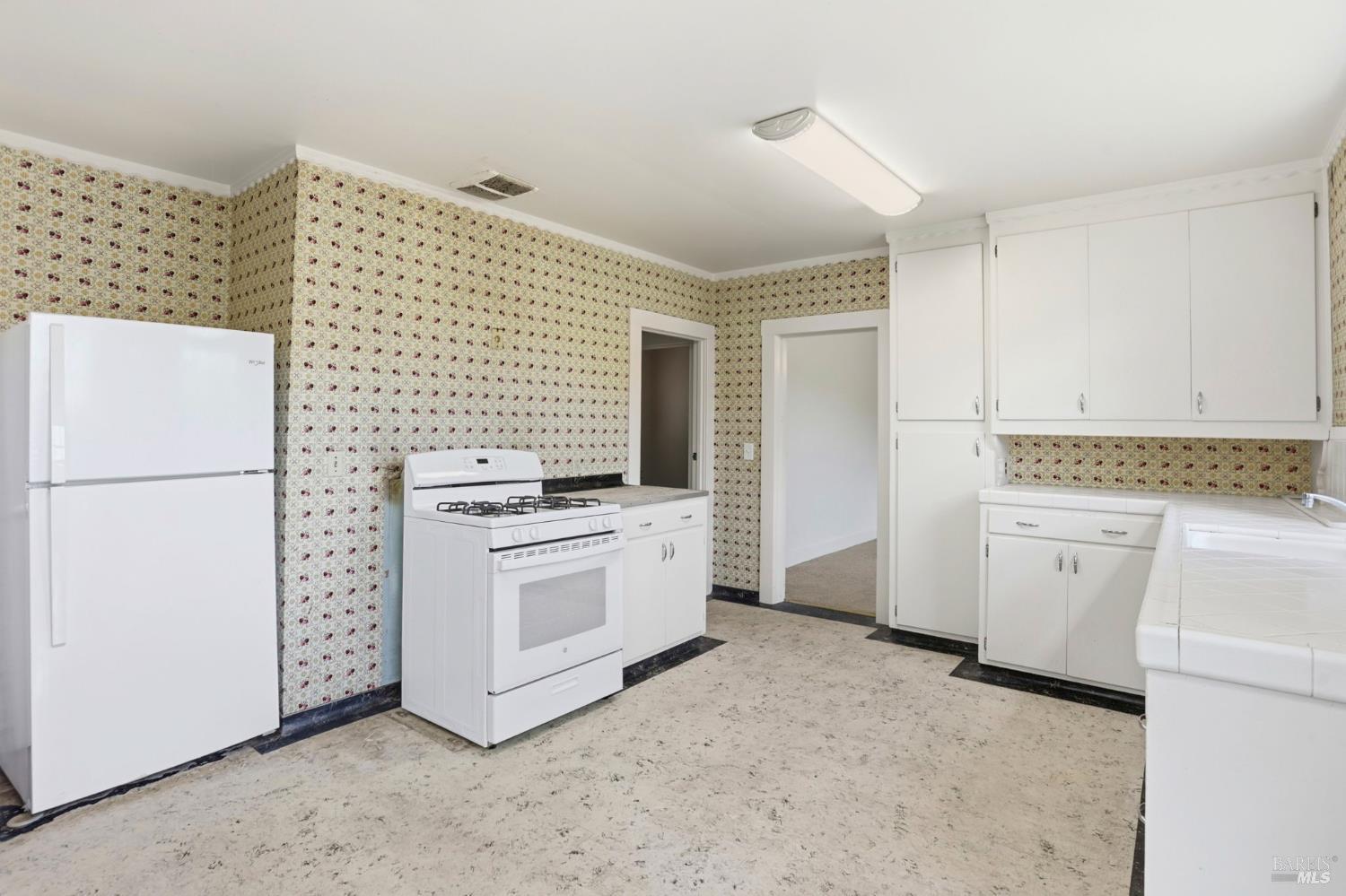 Detail Gallery Image 11 of 27 For 8 Lawrence Dr, Novato,  CA 94945 - 2 Beds | 1 Baths