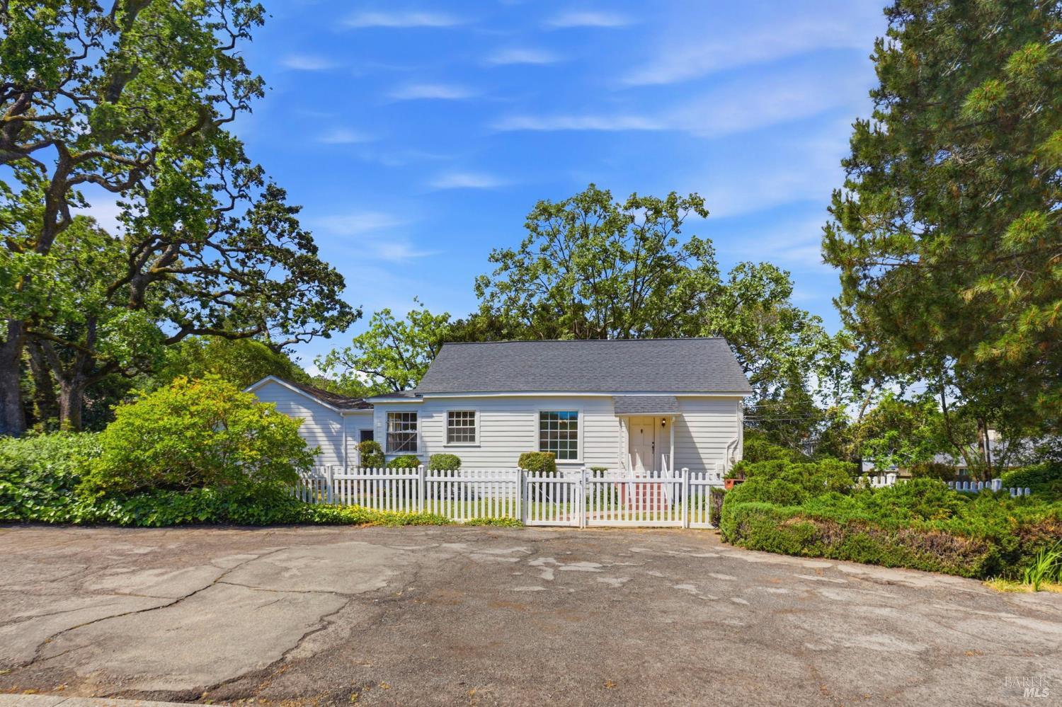 8 Lawrence Drive photo 2