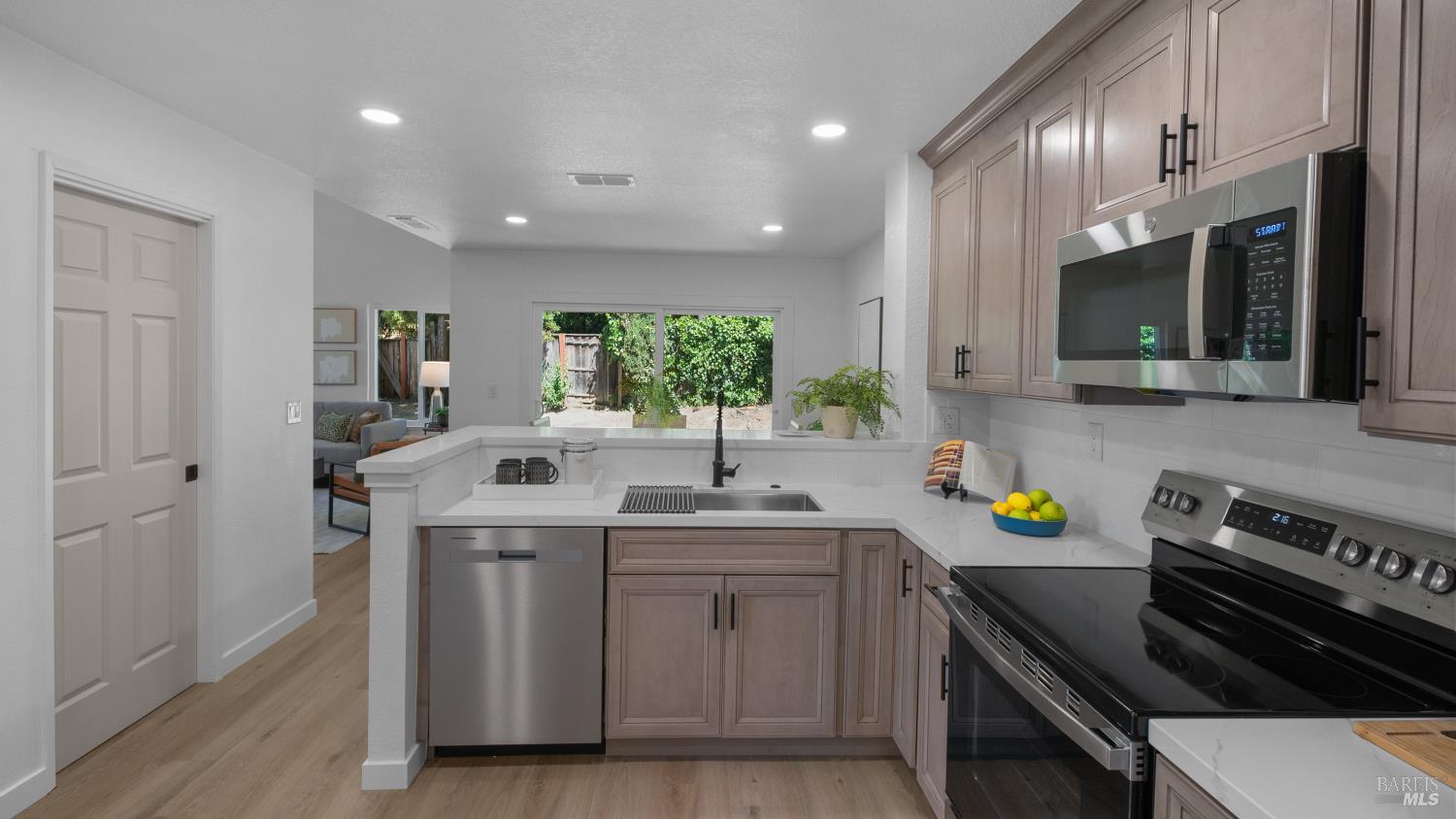 Detail Gallery Image 15 of 30 For 873 Knights Cir, Vallejo,  CA 94591 - 3 Beds | 2/1 Baths