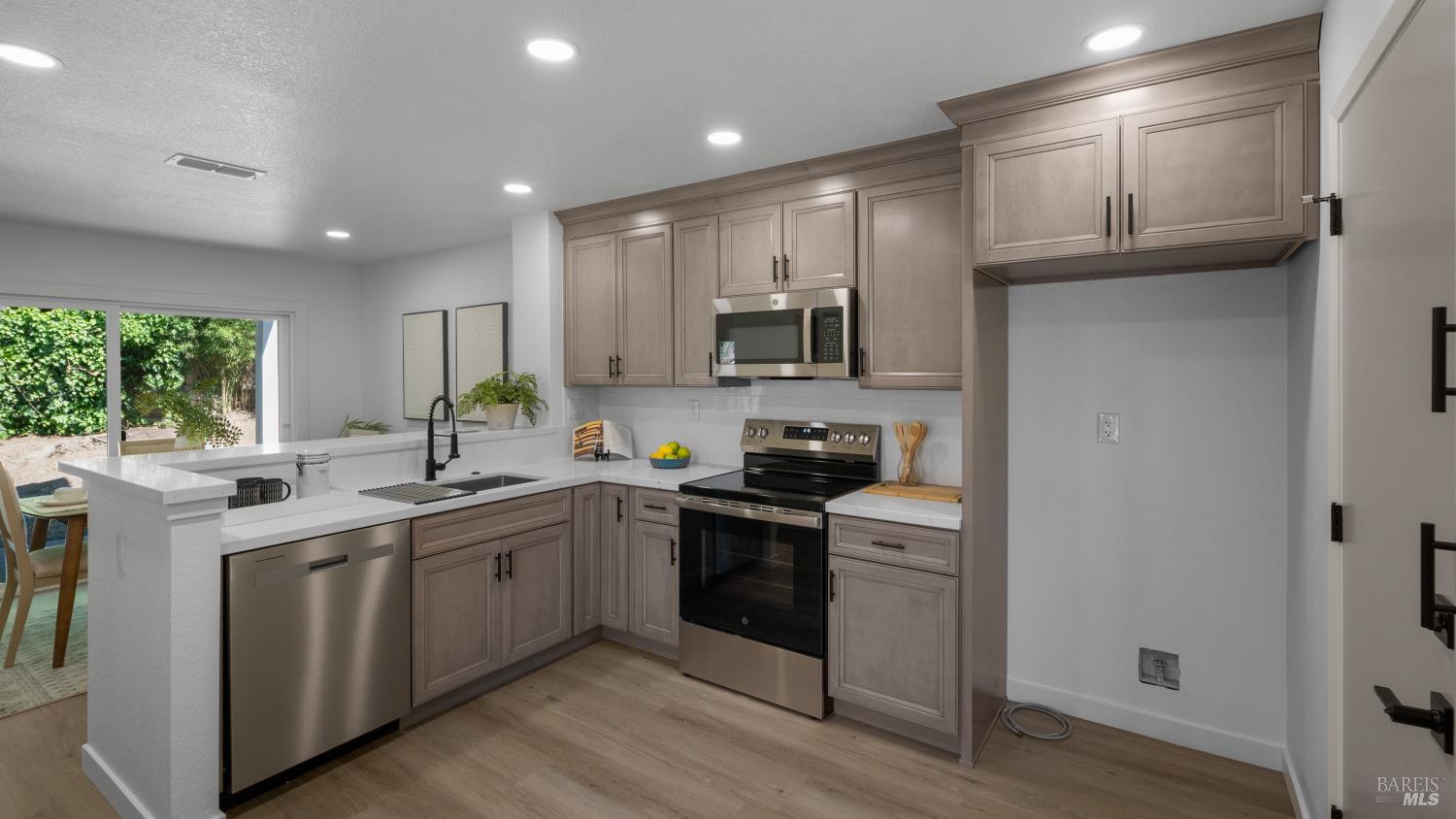 Detail Gallery Image 14 of 30 For 873 Knights Cir, Vallejo,  CA 94591 - 3 Beds | 2/1 Baths