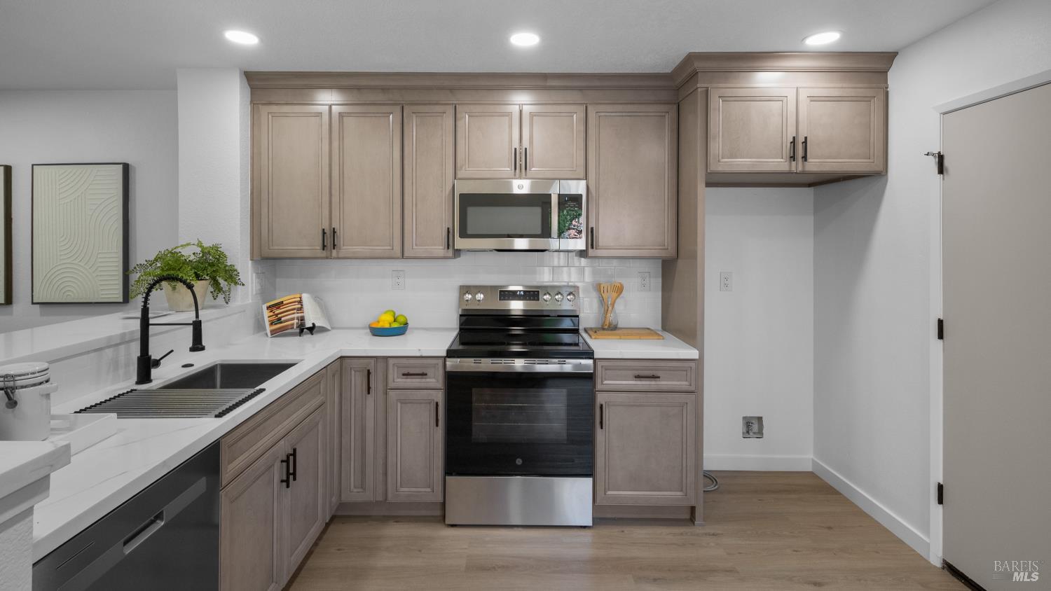 Detail Gallery Image 13 of 30 For 873 Knights Cir, Vallejo,  CA 94591 - 3 Beds | 2/1 Baths