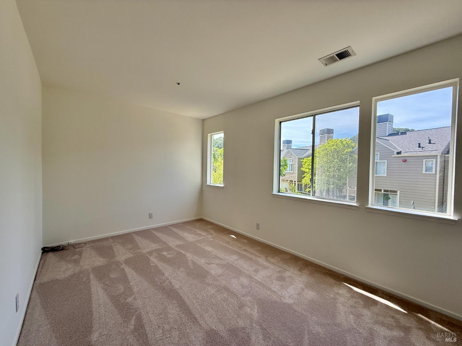 Detail Gallery Image 10 of 12 For 77 Parkview Cir, Corte Madera,  CA 94925 - 2 Beds | 1 Baths