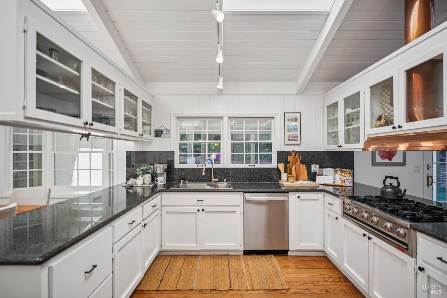 Detail Gallery Image 18 of 48 For 497 Fairway Dr, Novato,  CA 94949 - 4 Beds | 2 Baths