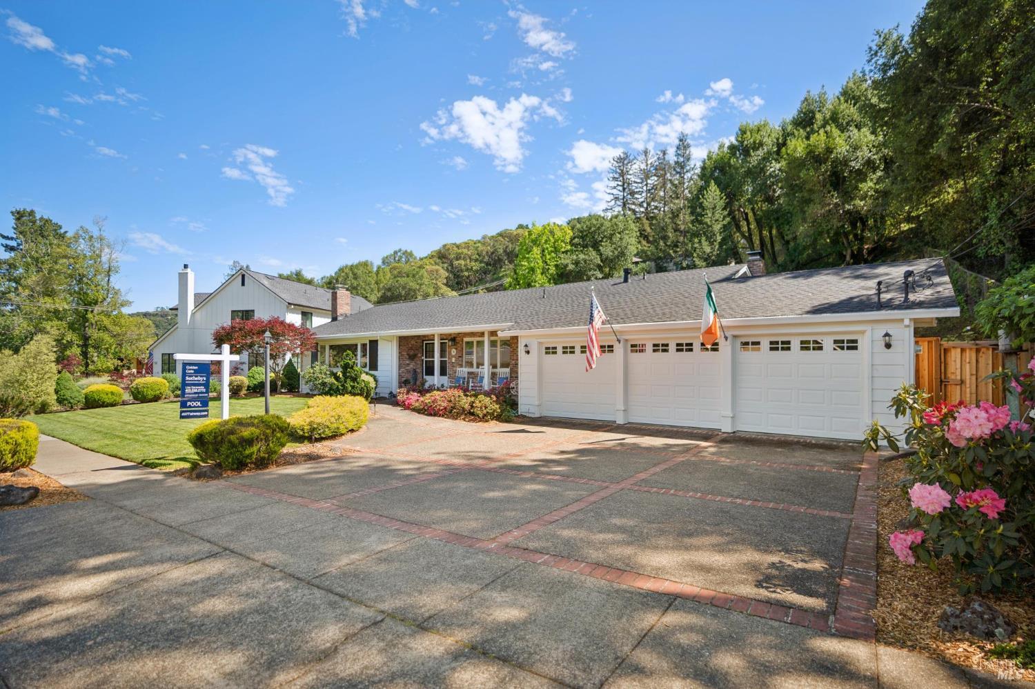 Detail Gallery Image 2 of 48 For 497 Fairway Dr, Novato,  CA 94949 - 4 Beds | 2 Baths