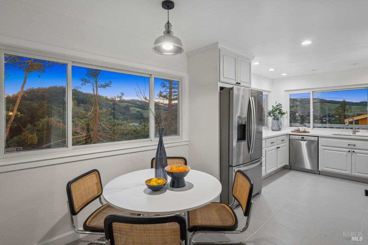 Detail Gallery Image 18 of 88 For 1036 Lea Dr, San Rafael,  CA 94903 - 6 Beds | 4/1 Baths