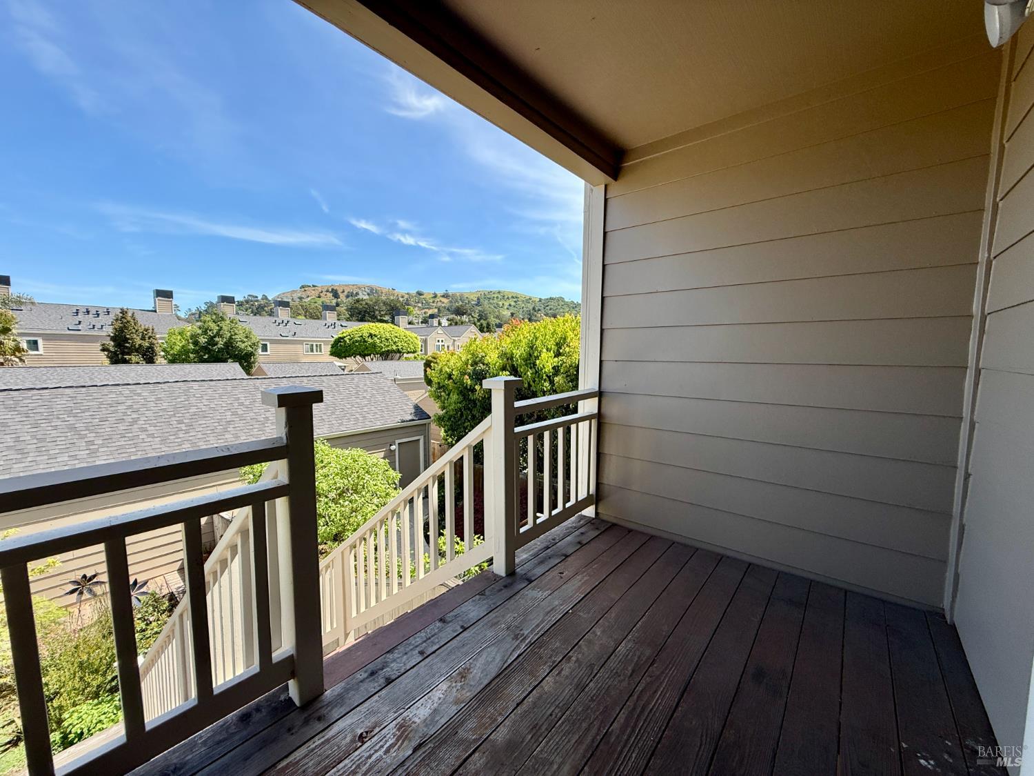 Detail Gallery Image 6 of 12 For 77 Parkview Cir, Corte Madera,  CA 94925 - 2 Beds | 1 Baths