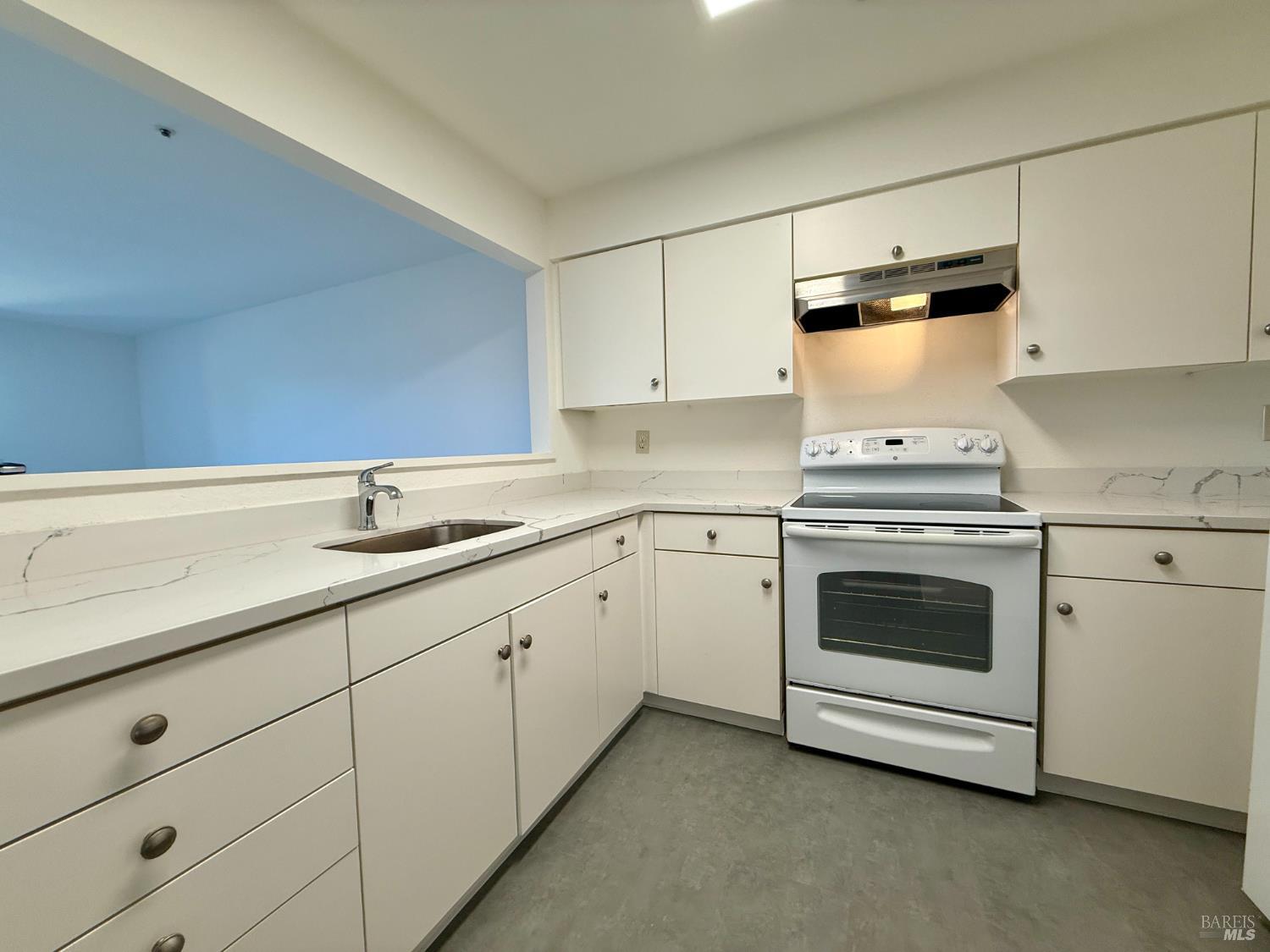 Detail Gallery Image 8 of 12 For 77 Parkview Cir, Corte Madera,  CA 94925 - 2 Beds | 1 Baths